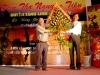 Chủ tịch UBND huyện Tánh Linh - Đoàn Ngọc Thánh tặng lẳng hoa chúc mừng đêm thơ